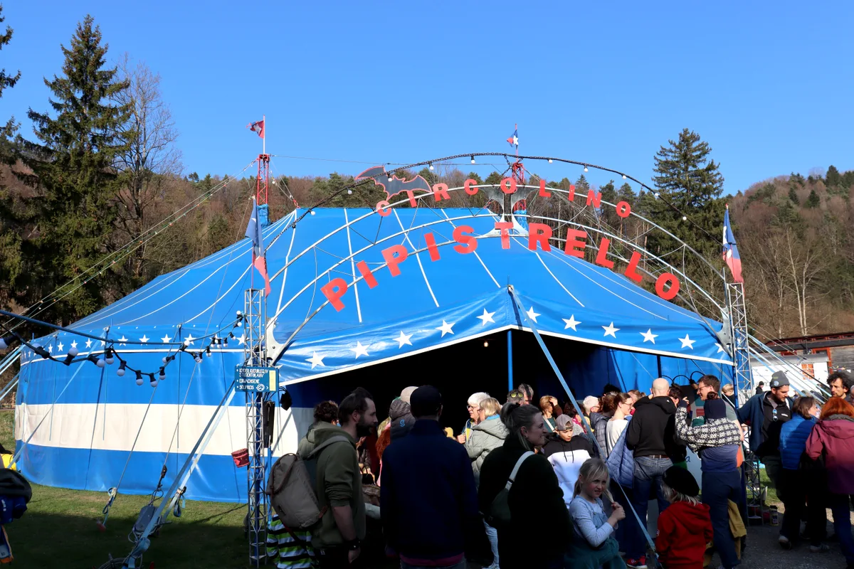 Das Zirkuszelt von aussen